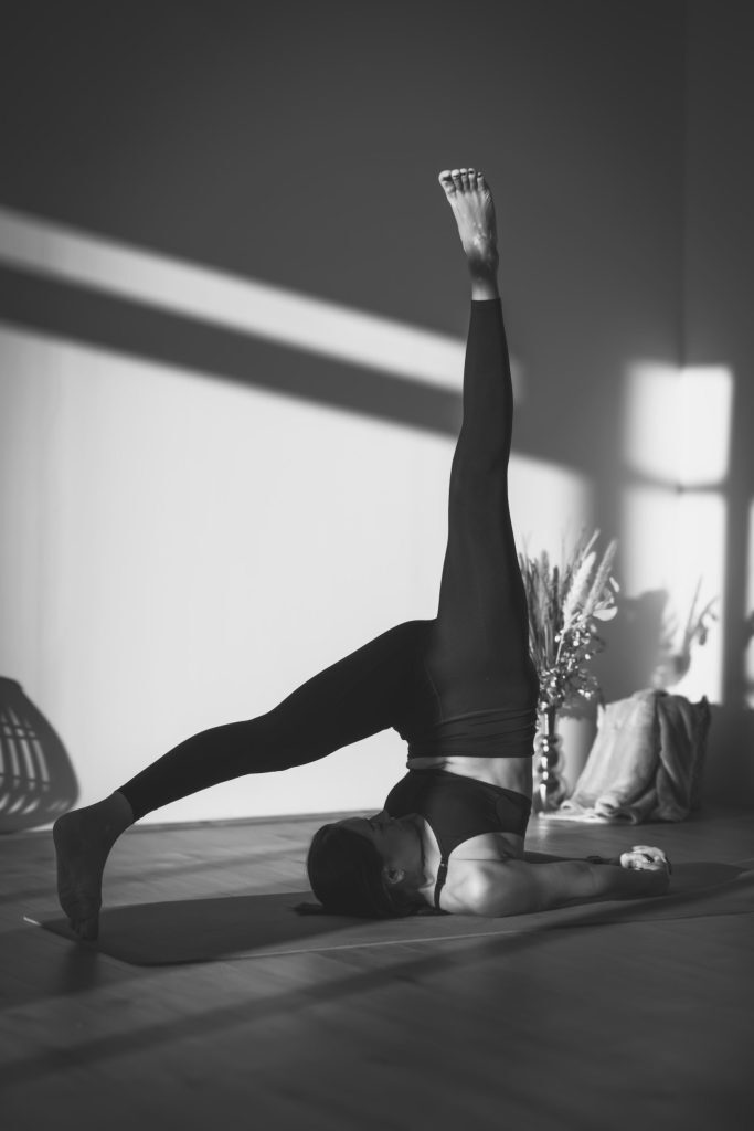 Žena u joga položaju pluga