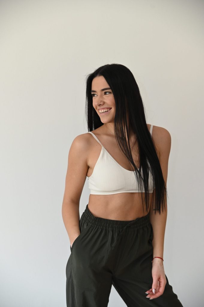 Instruktorka joge u sportskom izdanju.