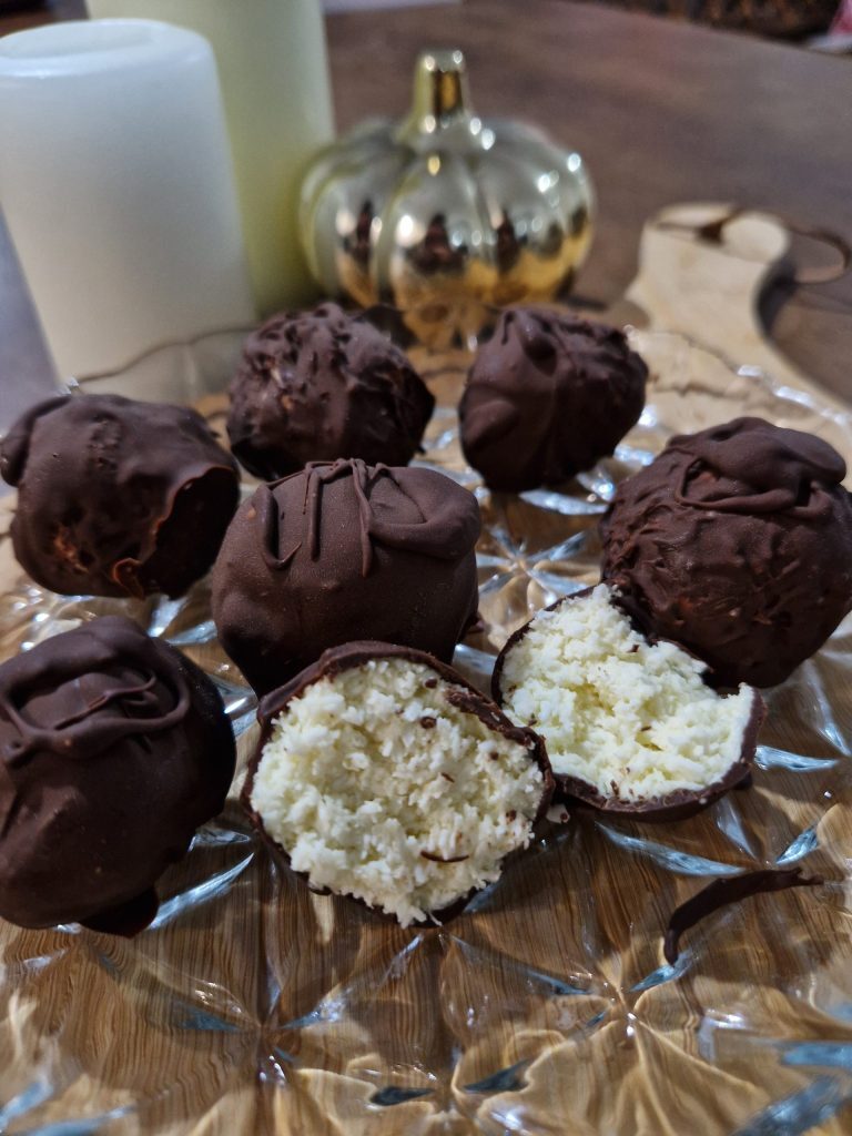 Proteinske kokos kuglice poslužene na tanjiru.